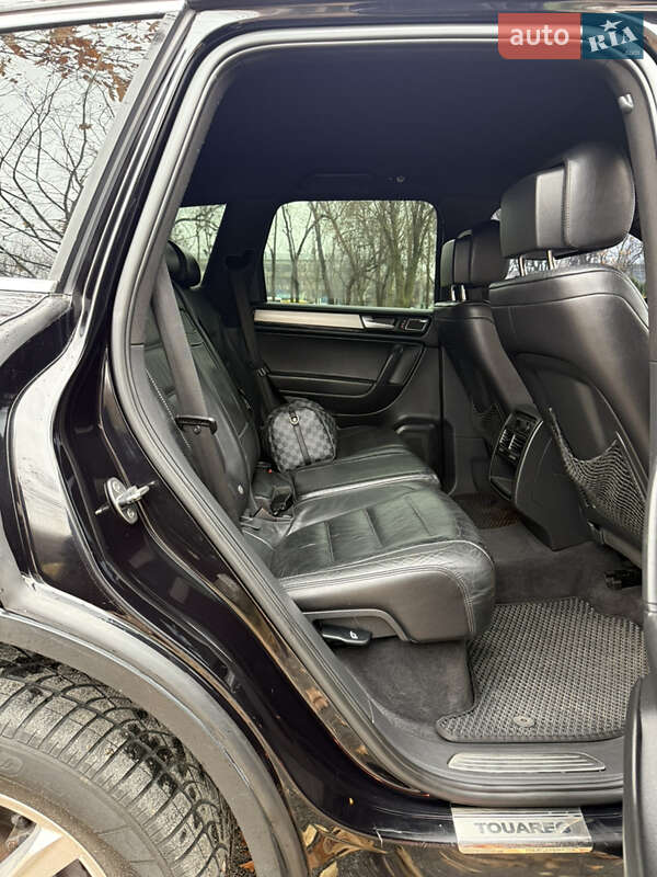 Внедорожник / Кроссовер Volkswagen Touareg 2011 в Хмельницком