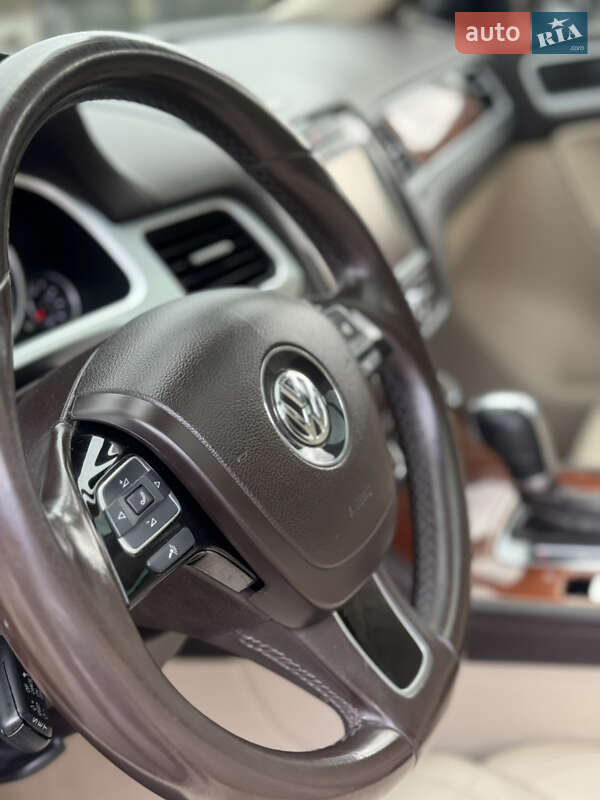Внедорожник / Кроссовер Volkswagen Touareg 2012 в Межгорье