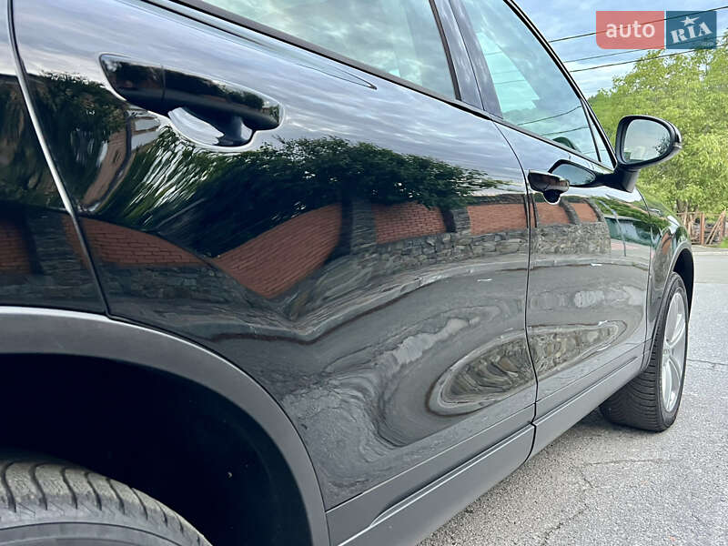 Внедорожник / Кроссовер Volkswagen Touareg 2015 в Киеве