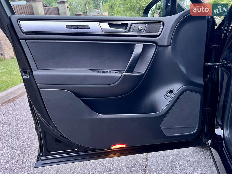 Внедорожник / Кроссовер Volkswagen Touareg 2015 в Киеве