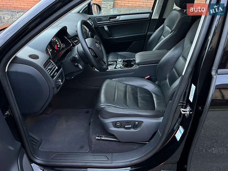 Внедорожник / Кроссовер Volkswagen Touareg 2015 в Киеве