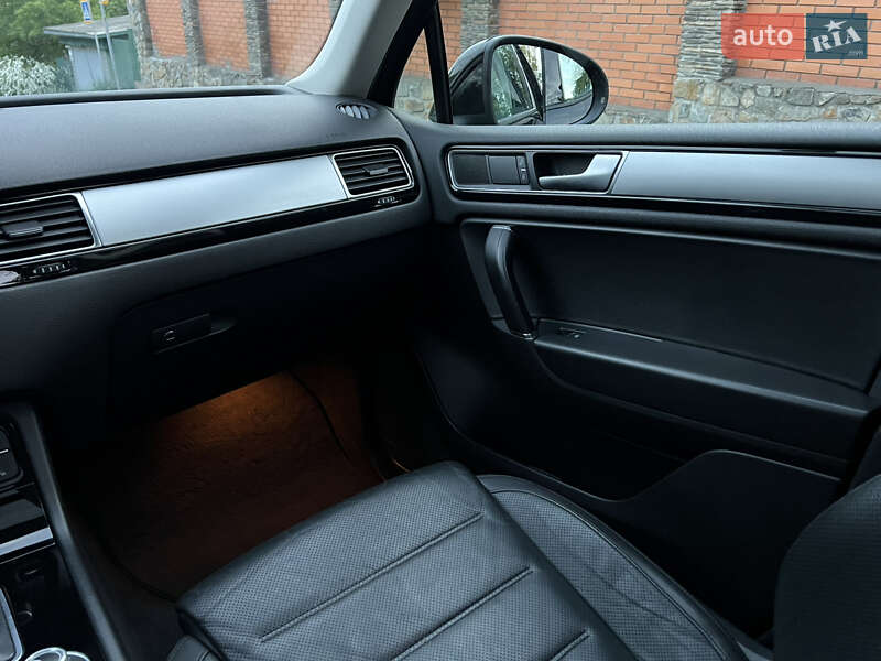 Внедорожник / Кроссовер Volkswagen Touareg 2015 в Киеве