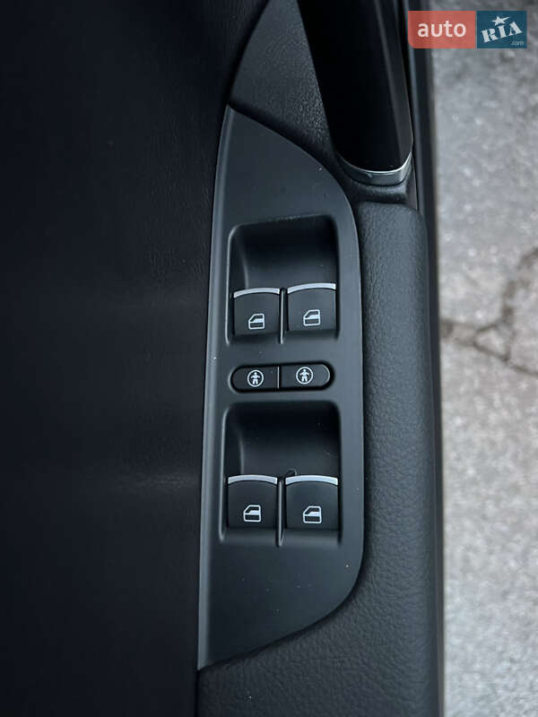 Внедорожник / Кроссовер Volkswagen Touareg 2015 в Киеве