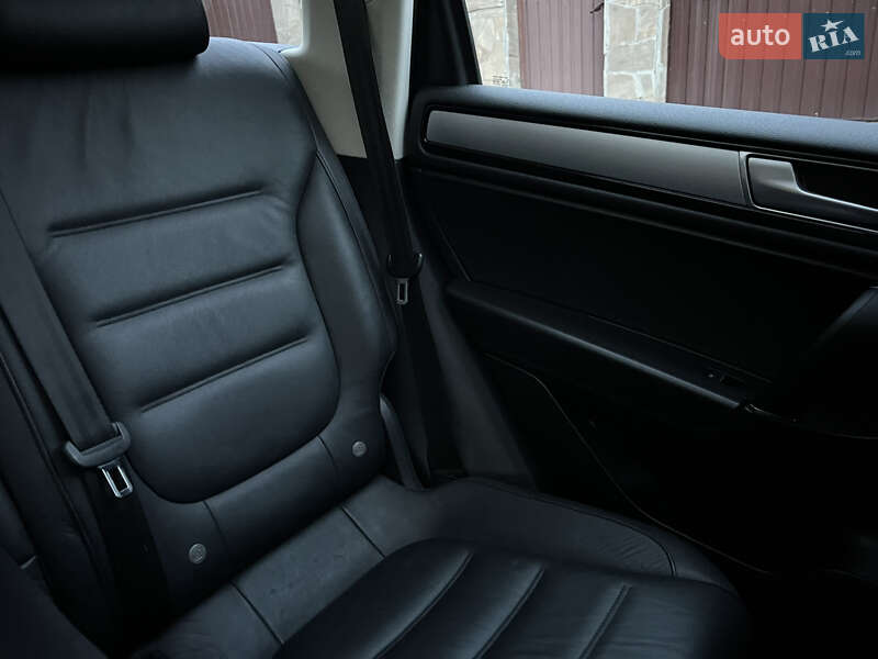 Внедорожник / Кроссовер Volkswagen Touareg 2015 в Киеве