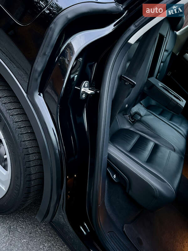 Внедорожник / Кроссовер Volkswagen Touareg 2015 в Киеве