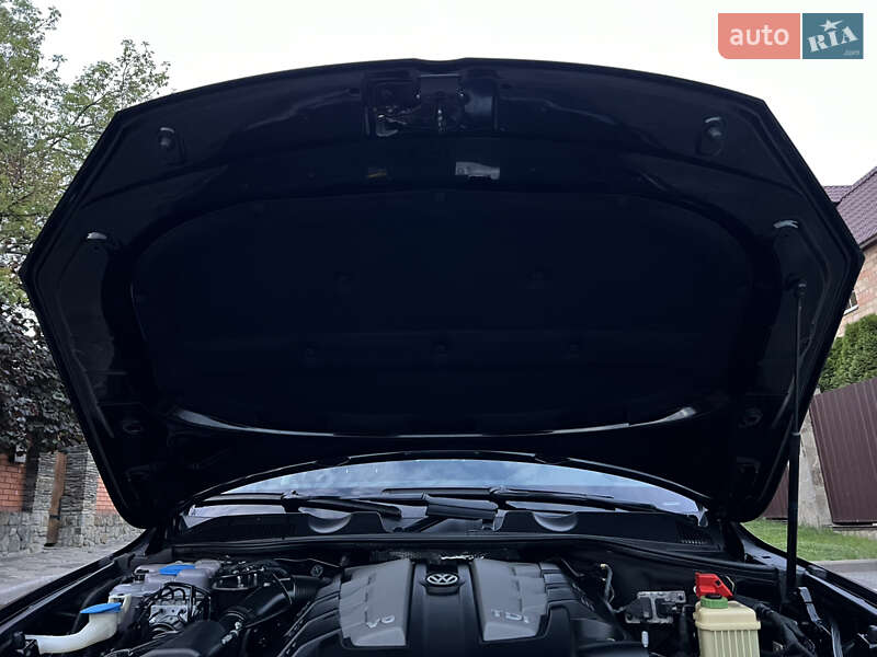 Внедорожник / Кроссовер Volkswagen Touareg 2015 в Киеве