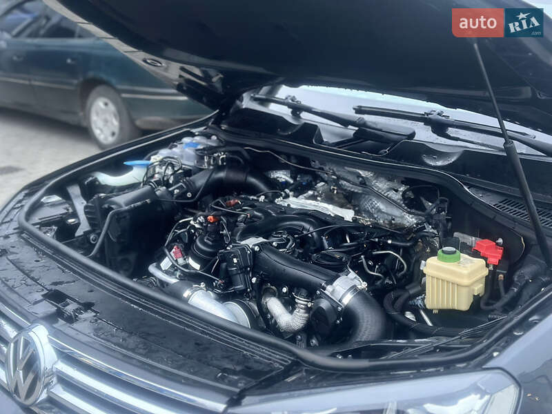 Внедорожник / Кроссовер Volkswagen Touareg 2015 в Виннице