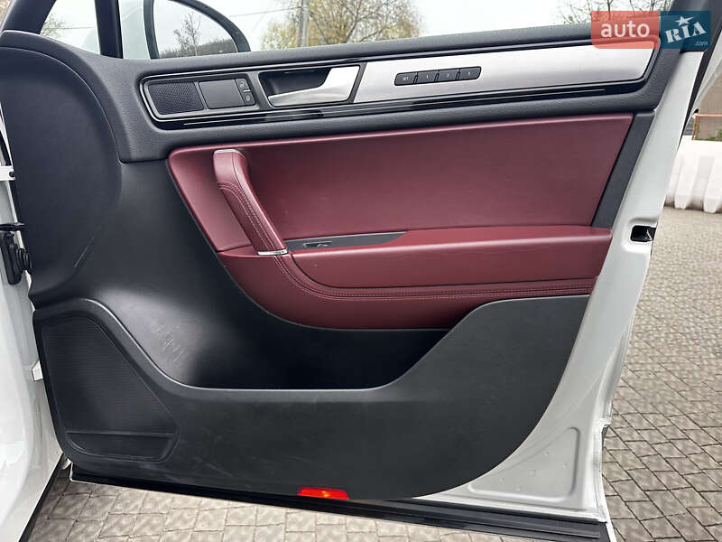 Позашляховик / Кросовер Volkswagen Touareg 2014 в Полтаві