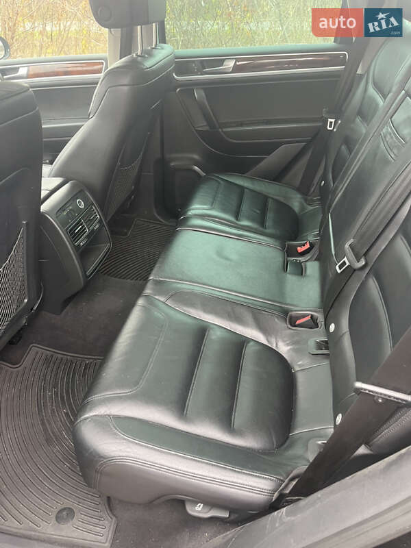 Внедорожник / Кроссовер Volkswagen Touareg 2011 в Каменец-Подольском