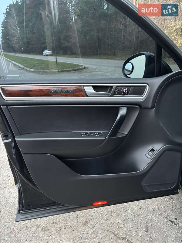 Позашляховик / Кросовер Volkswagen Touareg 2011 в Полтаві