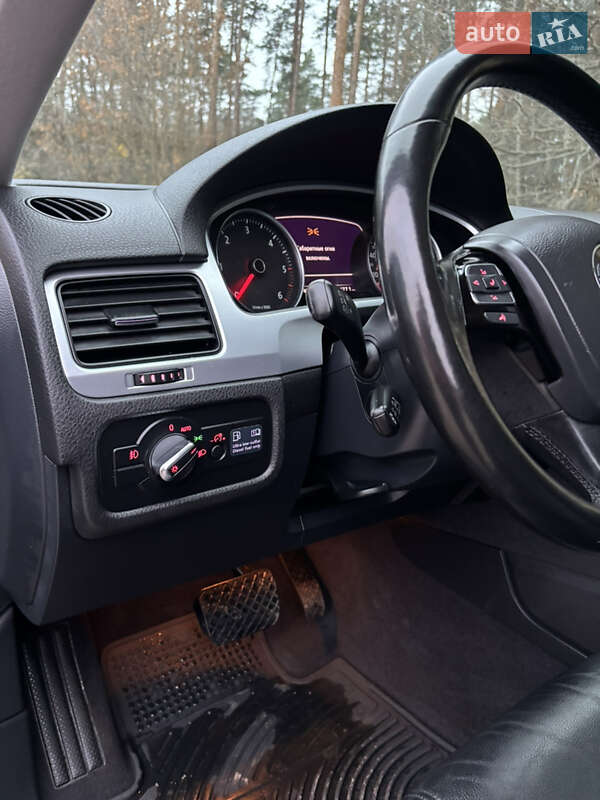 Позашляховик / Кросовер Volkswagen Touareg 2011 в Полтаві