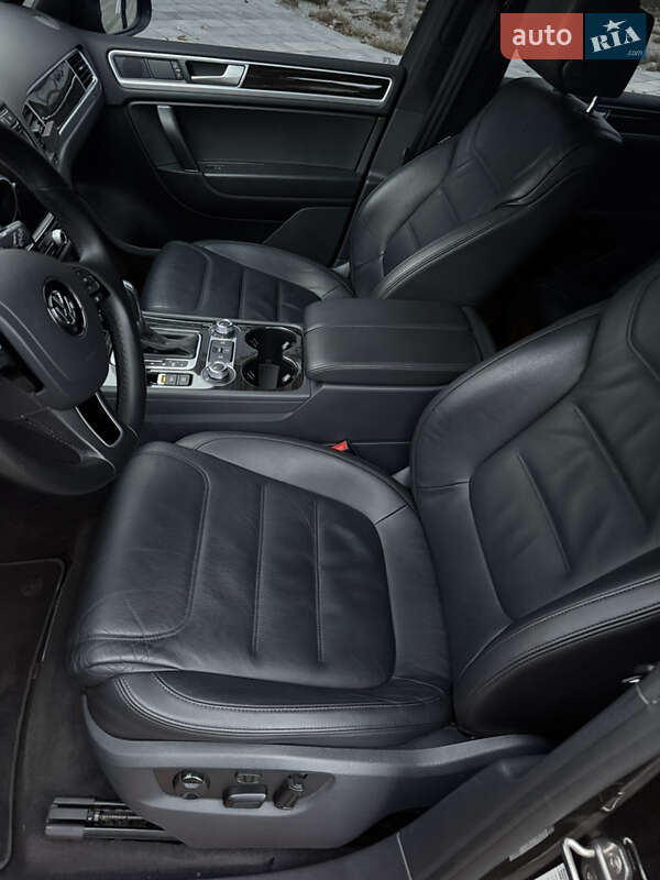 Позашляховик / Кросовер Volkswagen Touareg 2016 в Києві