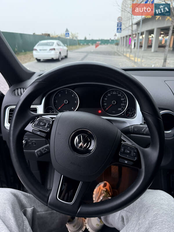 Позашляховик / Кросовер Volkswagen Touareg 2016 в Києві