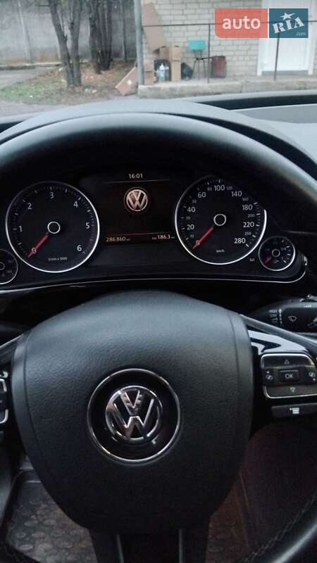 Внедорожник / Кроссовер Volkswagen Touareg 2011 в Кропивницком
