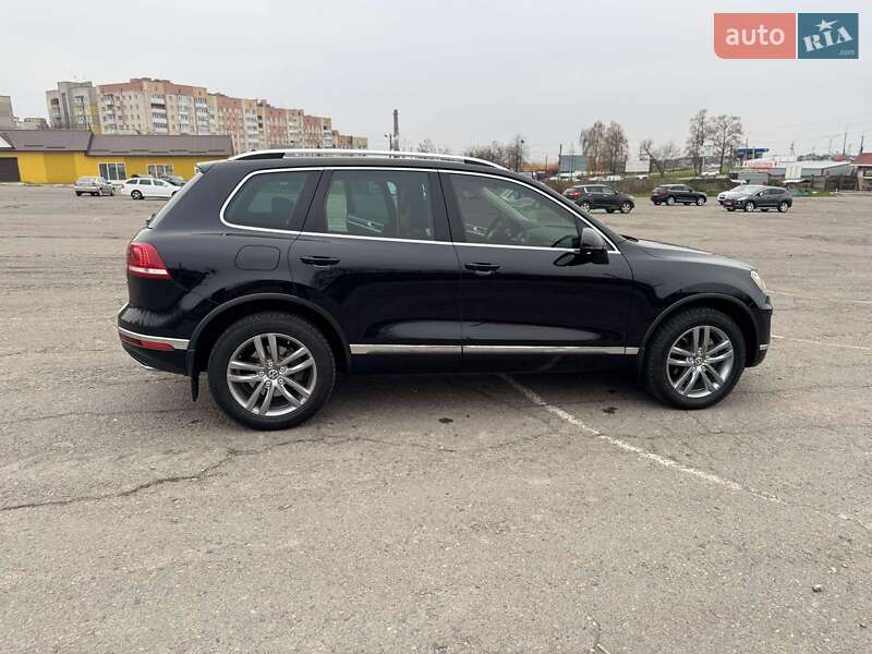 Позашляховик / Кросовер Volkswagen Touareg 2015 в Рівному