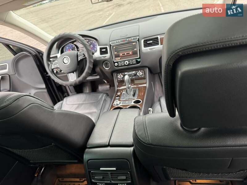Позашляховик / Кросовер Volkswagen Touareg 2015 в Рівному