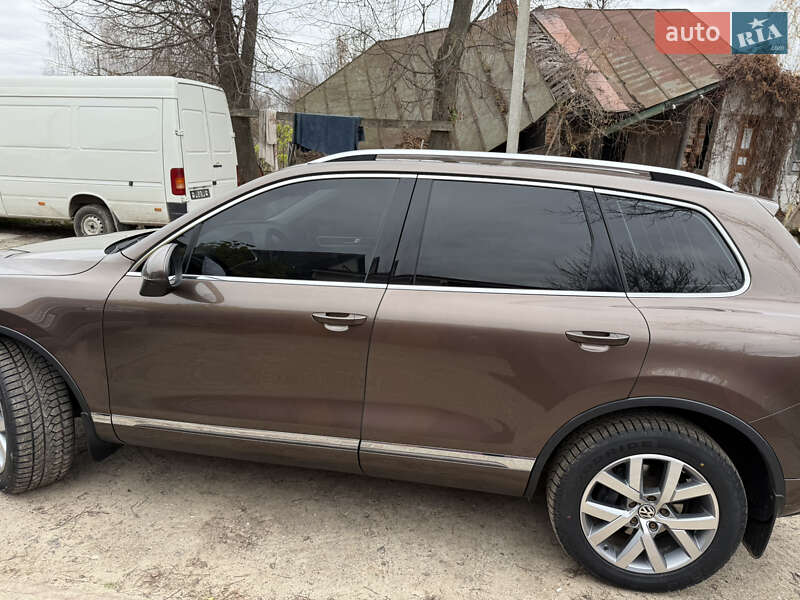 Позашляховик / Кросовер Volkswagen Touareg 2012 в Сновську