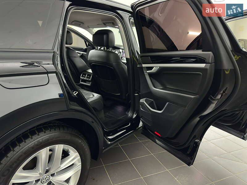 Позашляховик / Кросовер Volkswagen Touareg 2019 в Козятині