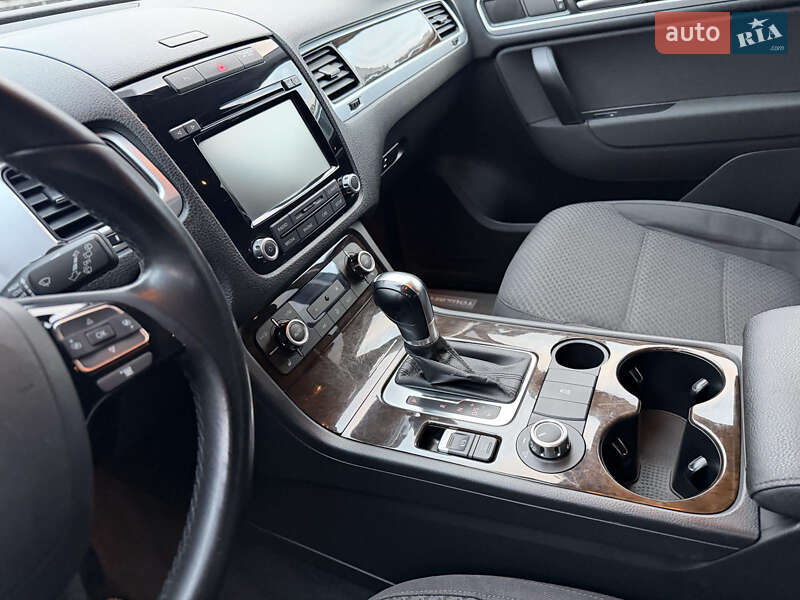 Внедорожник / Кроссовер Volkswagen Touareg 2013 в Львове