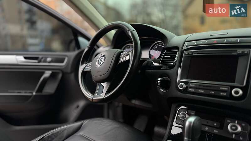 Внедорожник / Кроссовер Volkswagen Touareg 2015 в Киеве