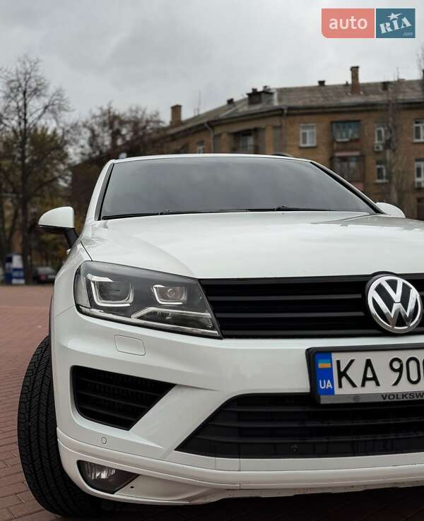 Внедорожник / Кроссовер Volkswagen Touareg 2015 в Киеве