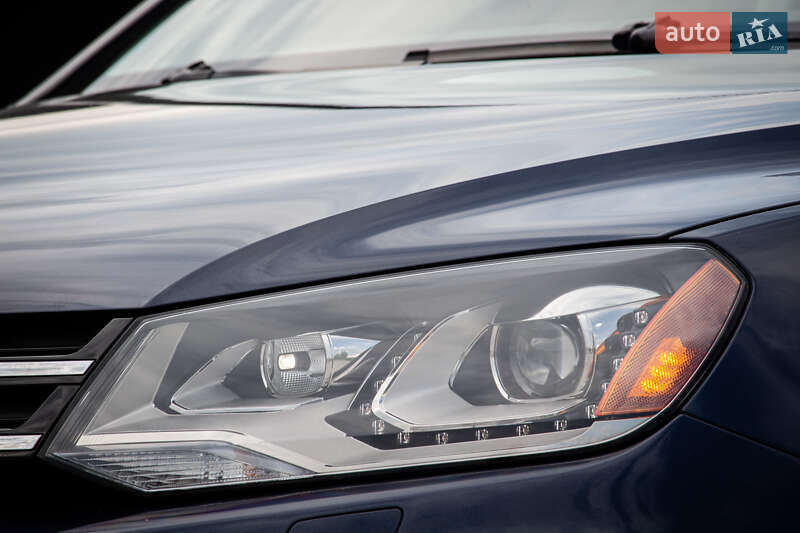 Позашляховик / Кросовер Volkswagen Touareg 2013 в Нововолинську