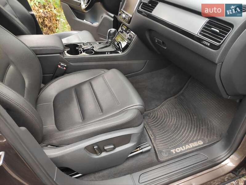 Позашляховик / Кросовер Volkswagen Touareg 2011 в Полтаві