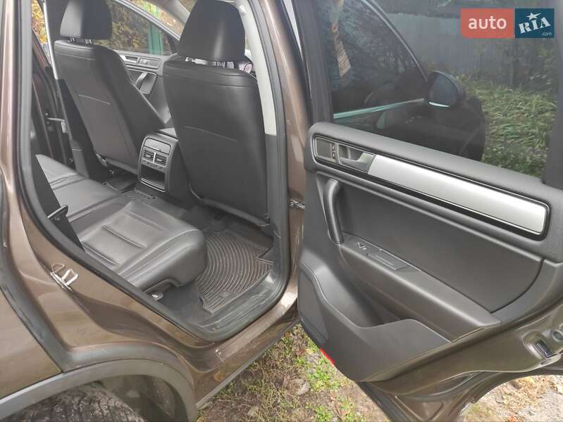 Позашляховик / Кросовер Volkswagen Touareg 2011 в Полтаві