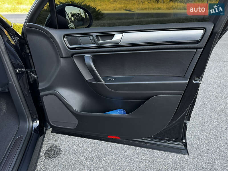 Внедорожник / Кроссовер Volkswagen Touareg 2015 в Новомосковске