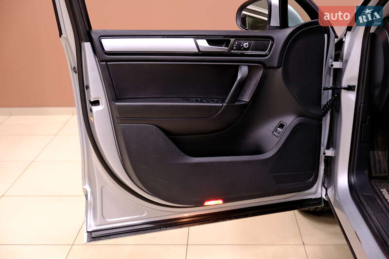 Позашляховик / Кросовер Volkswagen Touareg 2013 в Одесі