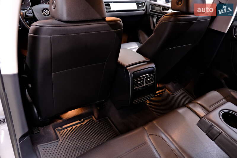 Позашляховик / Кросовер Volkswagen Touareg 2013 в Одесі