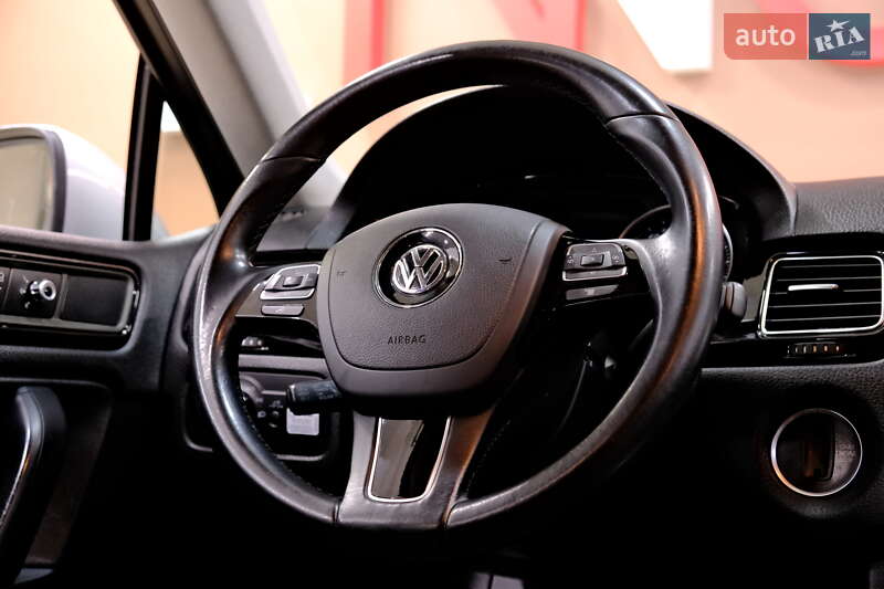 Позашляховик / Кросовер Volkswagen Touareg 2013 в Одесі