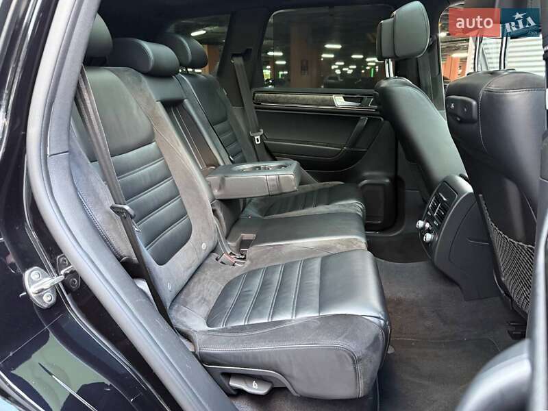 Позашляховик / Кросовер Volkswagen Touareg 2015 в Києві