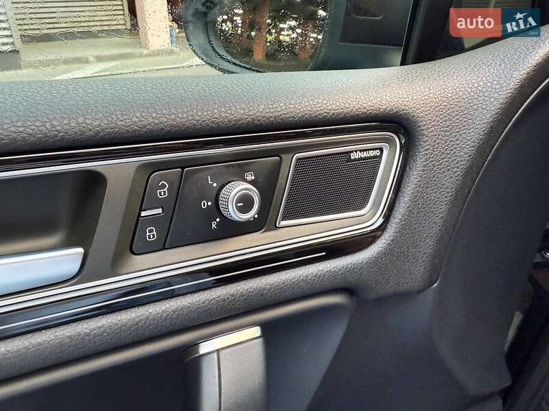 Позашляховик / Кросовер Volkswagen Touareg 2015 в Києві