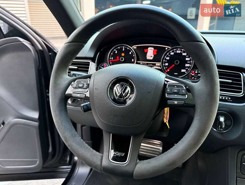 Позашляховик / Кросовер Volkswagen Touareg 2015 в Києві