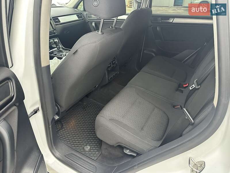 Внедорожник / Кроссовер Volkswagen Touareg 2013 в Киеве