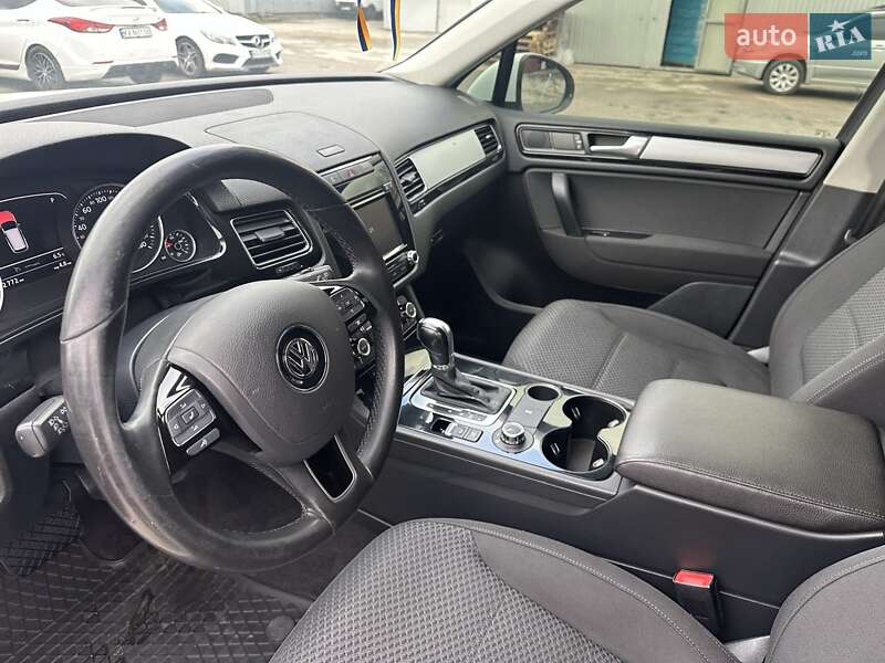 Внедорожник / Кроссовер Volkswagen Touareg 2013 в Киеве