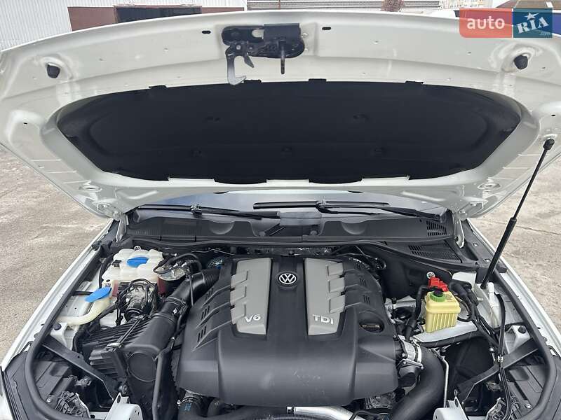 Внедорожник / Кроссовер Volkswagen Touareg 2013 в Киеве