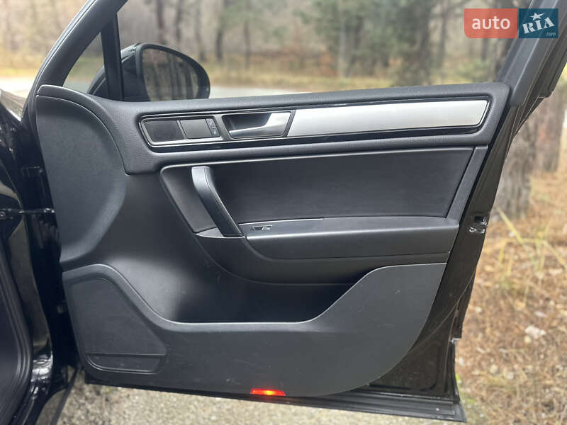 Внедорожник / Кроссовер Volkswagen Touareg 2011 в Киеве