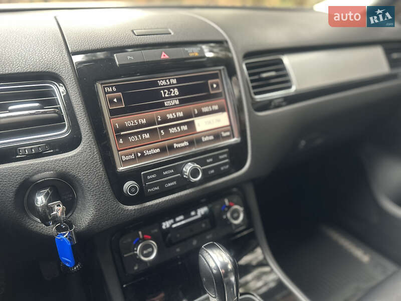 Внедорожник / Кроссовер Volkswagen Touareg 2011 в Киеве