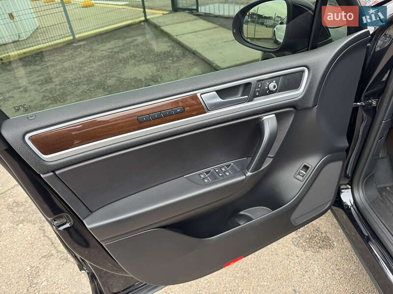 Внедорожник / Кроссовер Volkswagen Touareg 2017 в Киеве