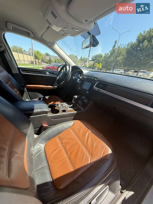 Внедорожник / Кроссовер Volkswagen Touareg 2013 в Запорожье