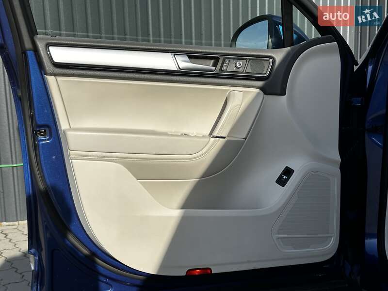 Внедорожник / Кроссовер Volkswagen Touareg 2014 в Львове