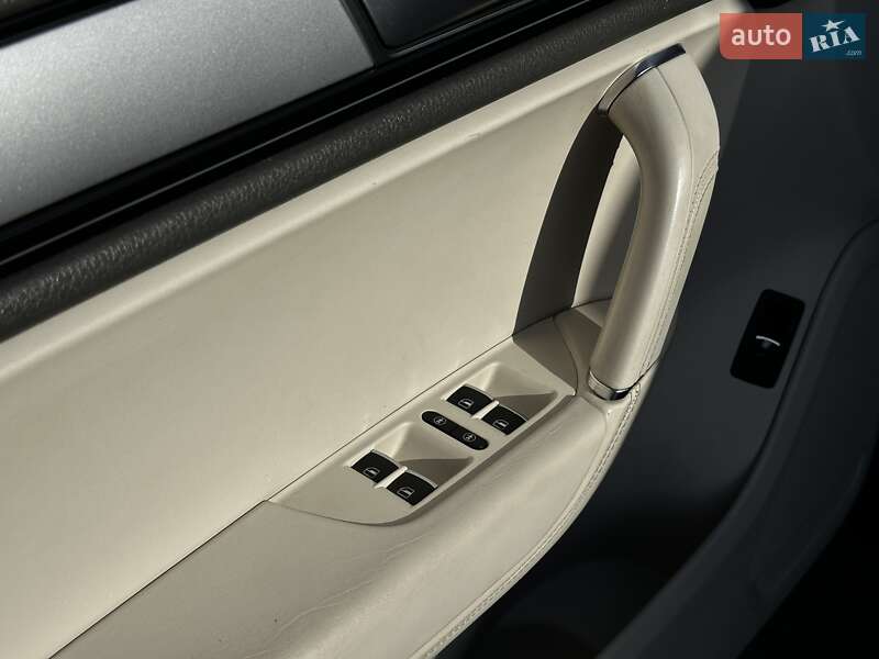 Внедорожник / Кроссовер Volkswagen Touareg 2014 в Львове