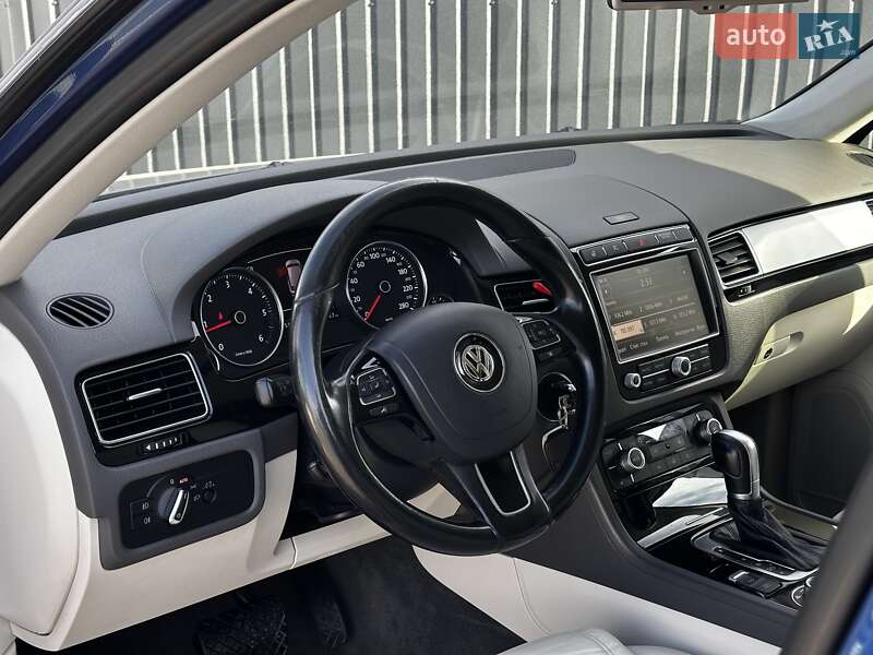Внедорожник / Кроссовер Volkswagen Touareg 2014 в Львове