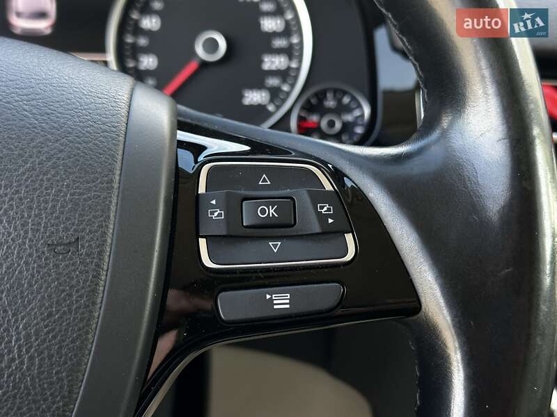 Внедорожник / Кроссовер Volkswagen Touareg 2014 в Львове