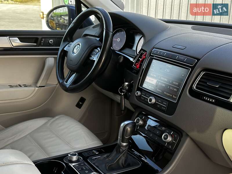 Внедорожник / Кроссовер Volkswagen Touareg 2014 в Львове