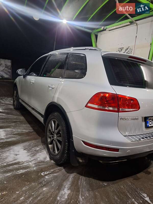 Внедорожник / Кроссовер Volkswagen Touareg 2012 в Конотопе