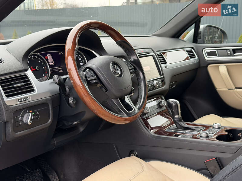 Внедорожник / Кроссовер Volkswagen Touareg 2015 в Ужгороде