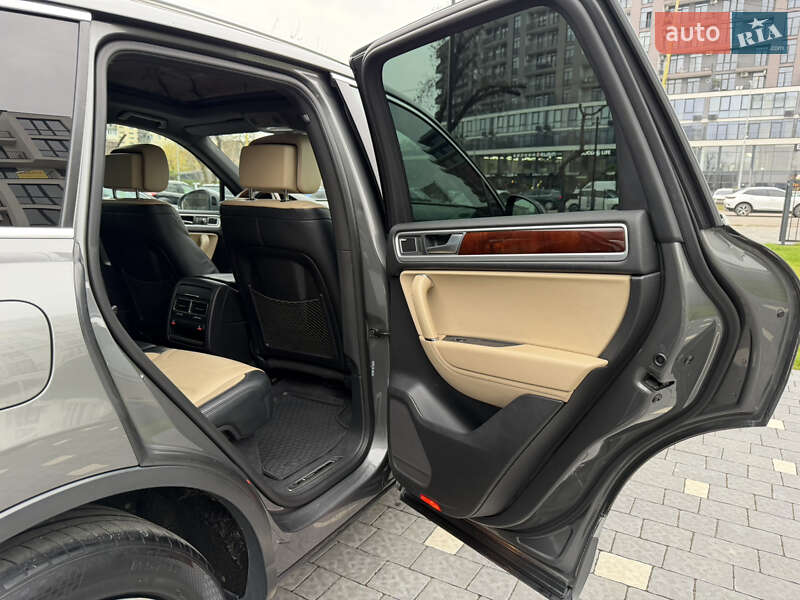 Внедорожник / Кроссовер Volkswagen Touareg 2015 в Ужгороде